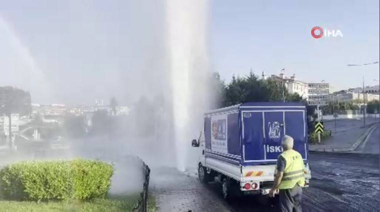 Yol bakım ekibi boruyu patladı! Su metrelerce yükseğe fışkırdı 15